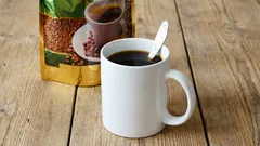空腹時にインスタントコーヒーを飲むのは何百万人もの人の習慣。その影響と知っておくべきこと