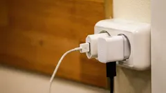 充電器をコンセントに差しっぱなし？実は無害ではないその理由